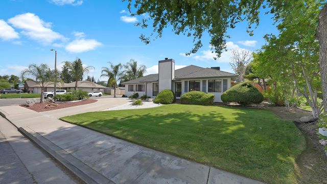 2323 E Hillcrest Avenue, Visalia, CA 93292