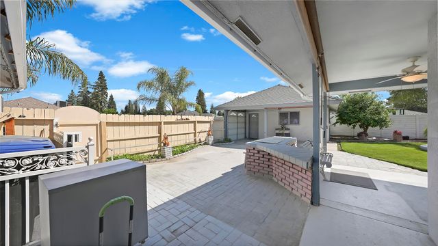 2323 E Hillcrest Avenue, Visalia, CA 93292