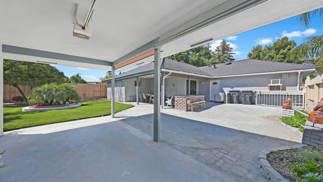 2323 E Hillcrest Avenue, Visalia, CA 93292