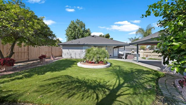 2323 E Hillcrest Avenue, Visalia, CA 93292