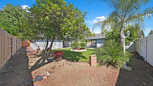 2323 E Hillcrest Avenue, Visalia, CA 93292