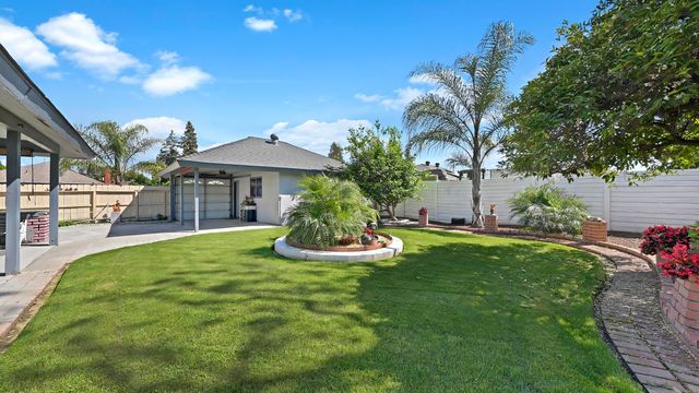2323 E Hillcrest Avenue, Visalia, CA 93292