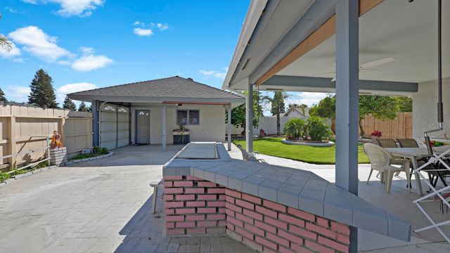 2323 E Hillcrest Avenue, Visalia, CA 93292