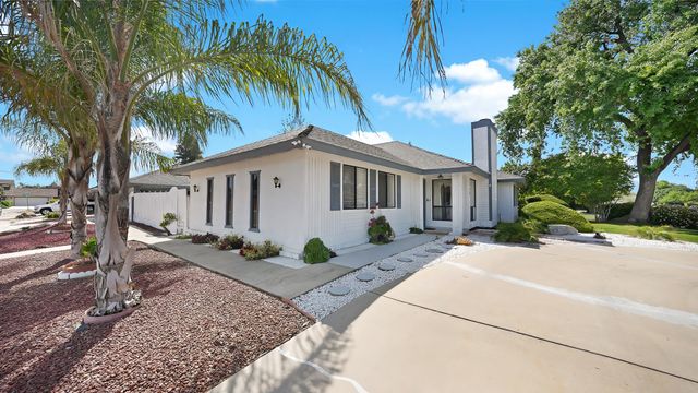2323 E Hillcrest Avenue, Visalia, CA 93292