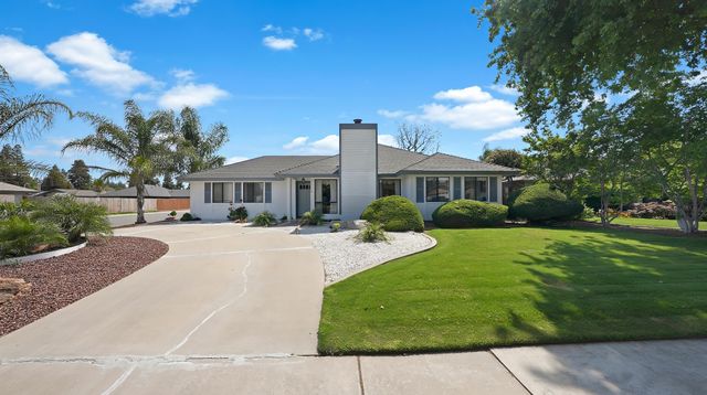 2323 E Hillcrest Avenue, Visalia, CA 93292