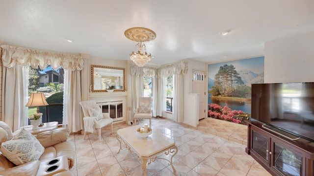 2323 E Hillcrest Avenue, Visalia, CA 93292