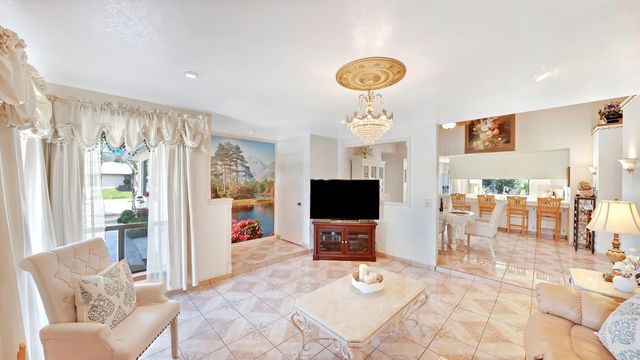 2323 E Hillcrest Avenue, Visalia, CA 93292