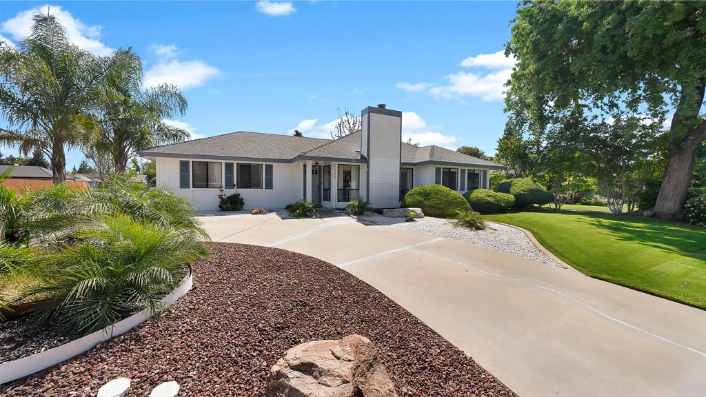 2323 E Hillcrest Avenue, Visalia, CA 93292