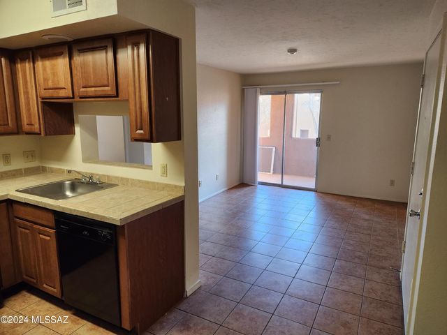 1810 E Blacklidge Dr Apt 212, Tucson, AZ 85719