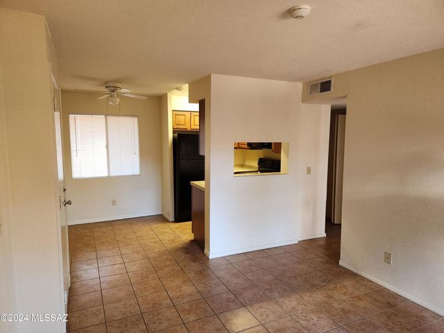 1810 E Blacklidge Dr Apt 212, Tucson, AZ 85719