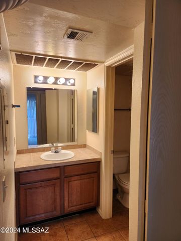 1810 E Blacklidge Dr Apt 212, Tucson, AZ 85719