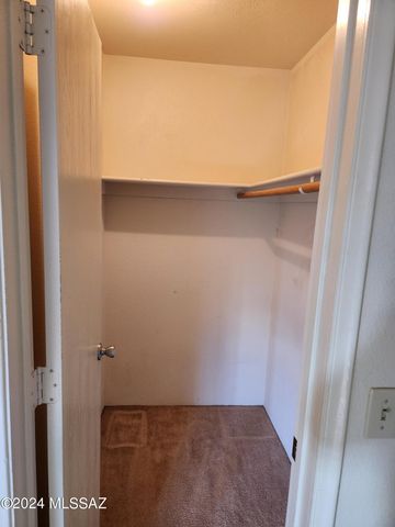 1810 E Blacklidge Dr Apt 212, Tucson, AZ 85719