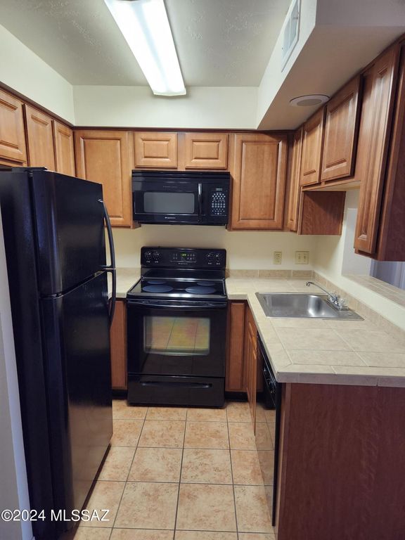 1810 E Blacklidge Dr Apt 212, Tucson, AZ 85719