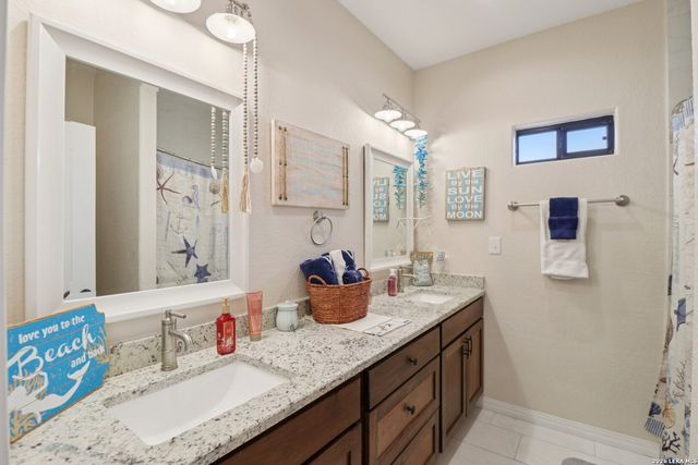 311 Abrego Lake, Floresville, TX 78114