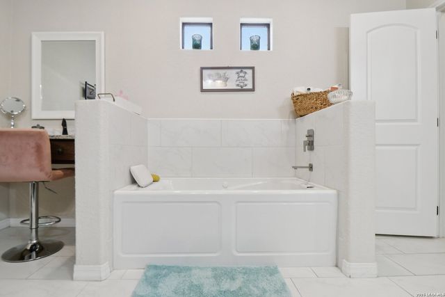 311 Abrego Lake, Floresville, TX 78114