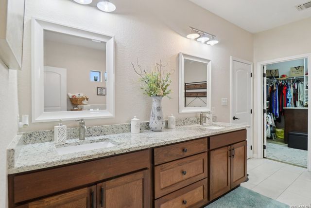 311 Abrego Lake, Floresville, TX 78114