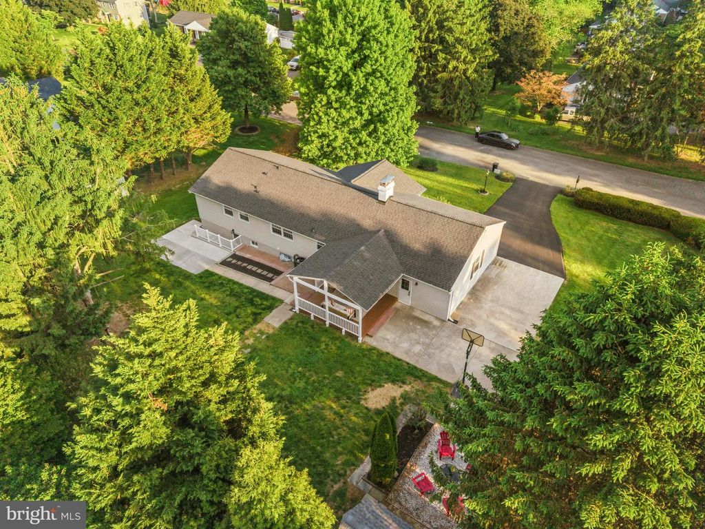 Image 4 of property listing at 9398 PAULSKIRK DR, Ellicott City, MD 21042
