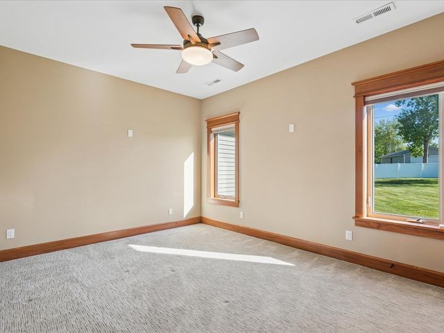 4039 10th St, Marion, IA 52302