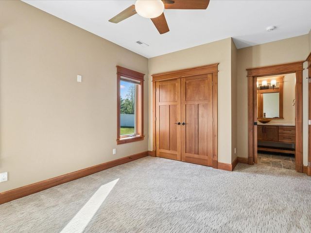 4039 10th St, Marion, IA 52302