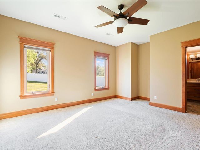 4039 10th St, Marion, IA 52302