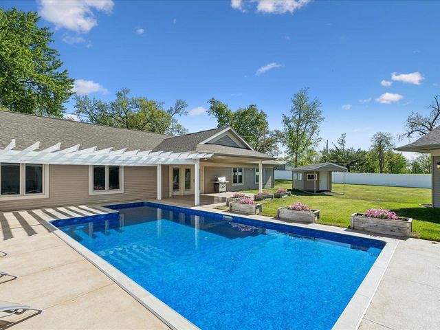 4039 10th St, Marion, IA 52302