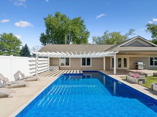 4039 10th St, Marion, IA 52302