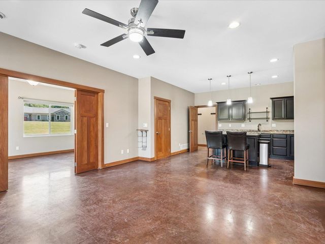 4039 10th St, Marion, IA 52302