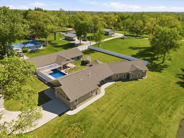 4039 10th St, Marion, IA 52302
