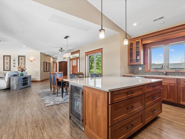 4039 10th St, Marion, IA 52302