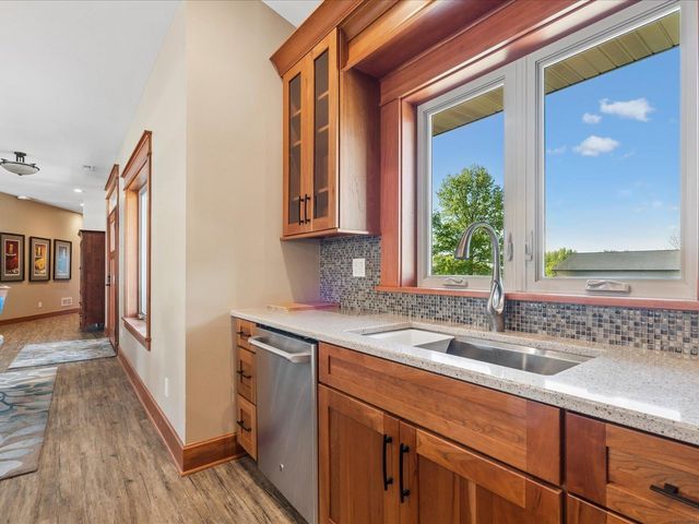 4039 10th St, Marion, IA 52302