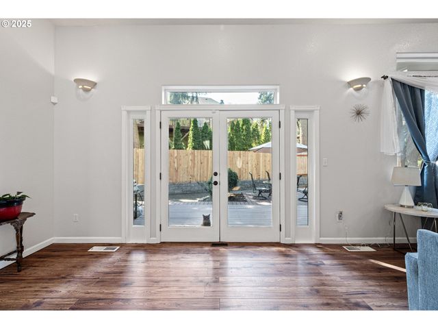 6831 HOLLY St, Springfield, OR 97478