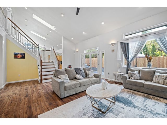 6831 HOLLY St, Springfield, OR 97478