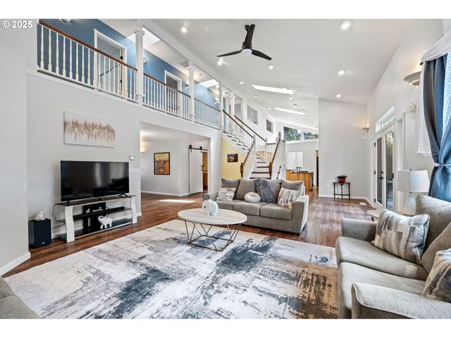 6831 HOLLY St, Springfield, OR 97478