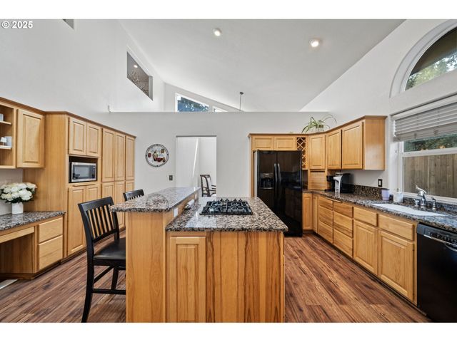 6831 HOLLY St, Springfield, OR 97478