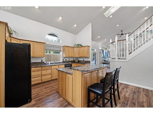 6831 HOLLY St, Springfield, OR 97478