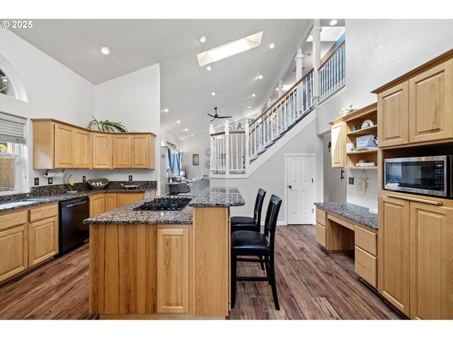 6831 HOLLY St, Springfield, OR 97478