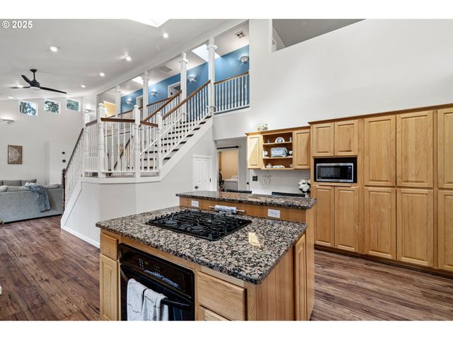 6831 HOLLY St, Springfield, OR 97478