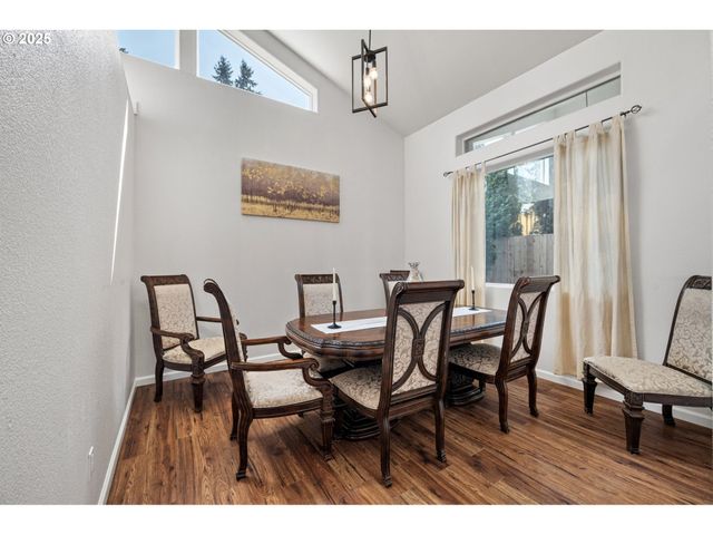 6831 HOLLY St, Springfield, OR 97478