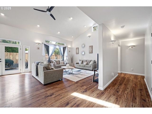 6831 HOLLY St, Springfield, OR 97478