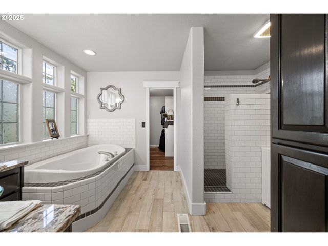 6831 HOLLY St, Springfield, OR 97478