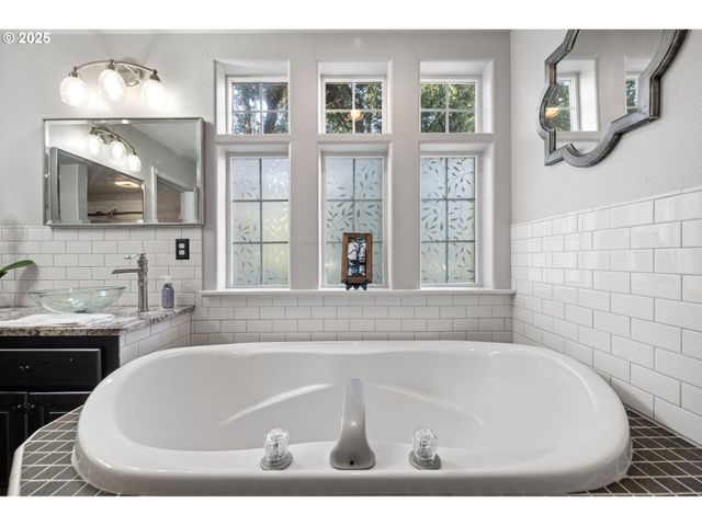 6831 HOLLY St, Springfield, OR 97478