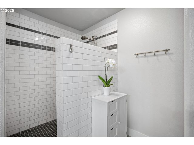 6831 HOLLY St, Springfield, OR 97478