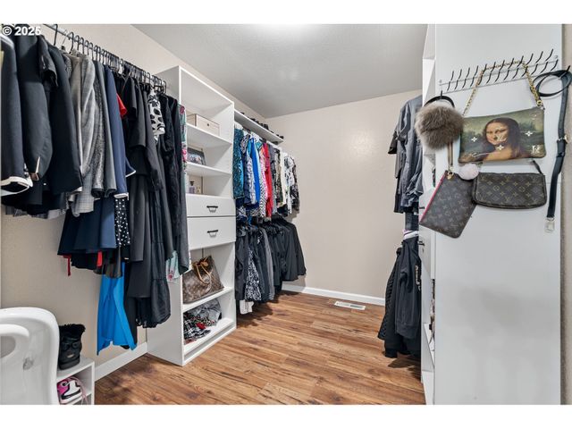 6831 HOLLY St, Springfield, OR 97478