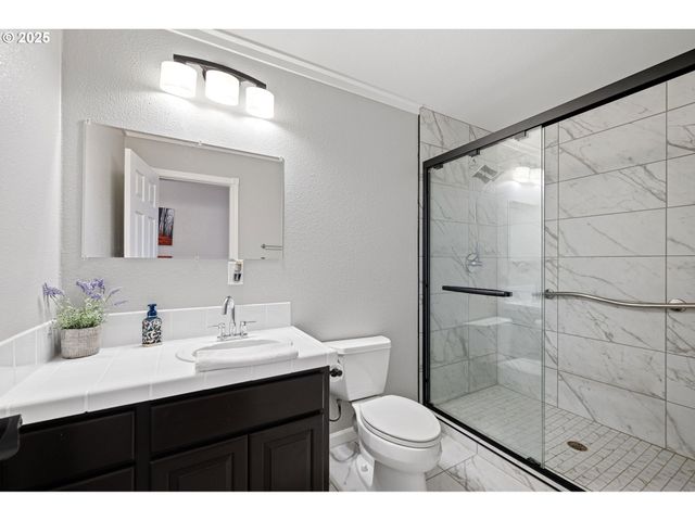 6831 HOLLY St, Springfield, OR 97478