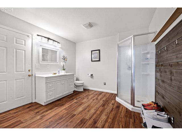 6831 HOLLY St, Springfield, OR 97478