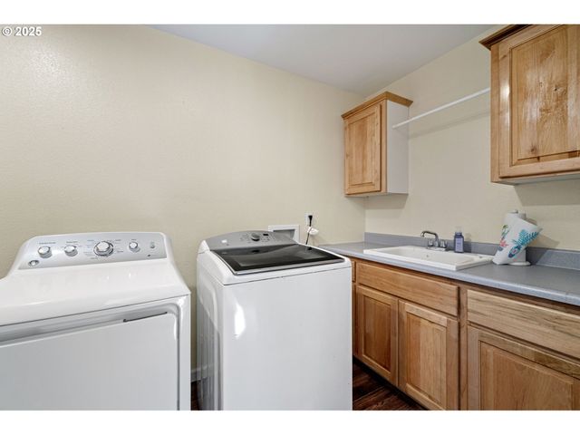 6831 HOLLY St, Springfield, OR 97478