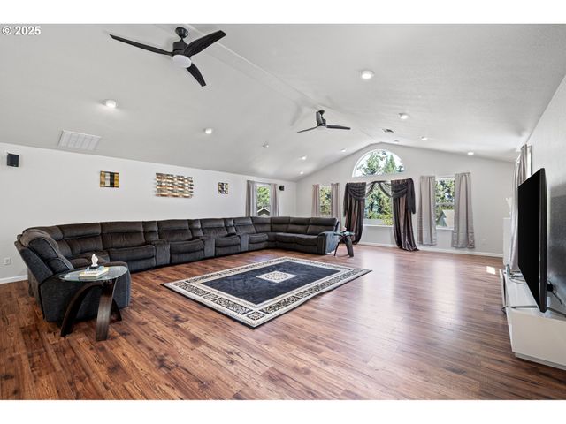 6831 HOLLY St, Springfield, OR 97478