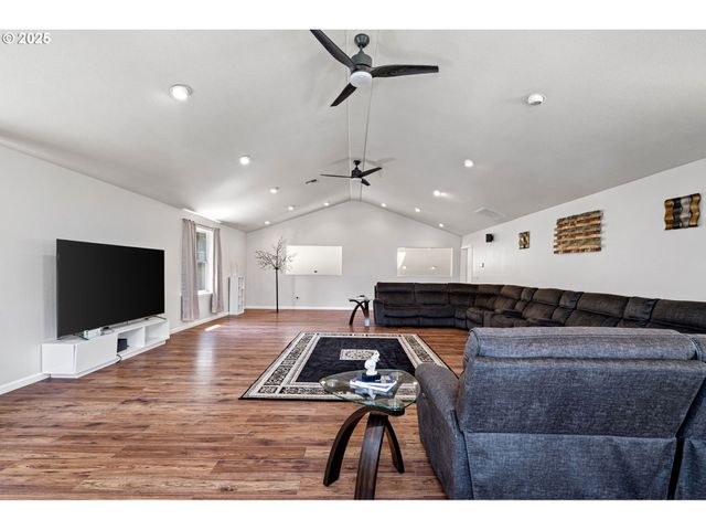 6831 HOLLY St, Springfield, OR 97478