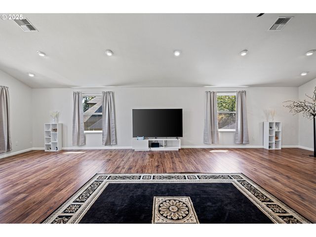 6831 HOLLY St, Springfield, OR 97478