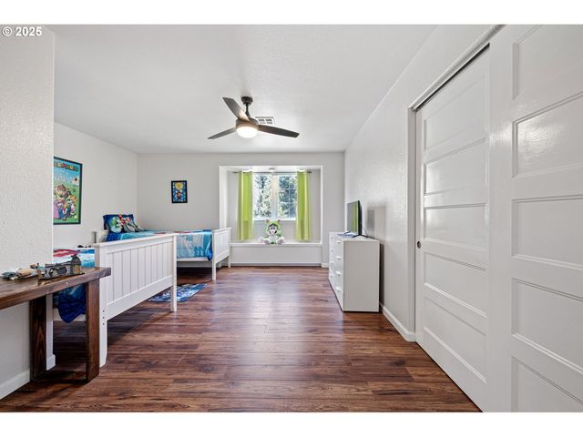 6831 HOLLY St, Springfield, OR 97478